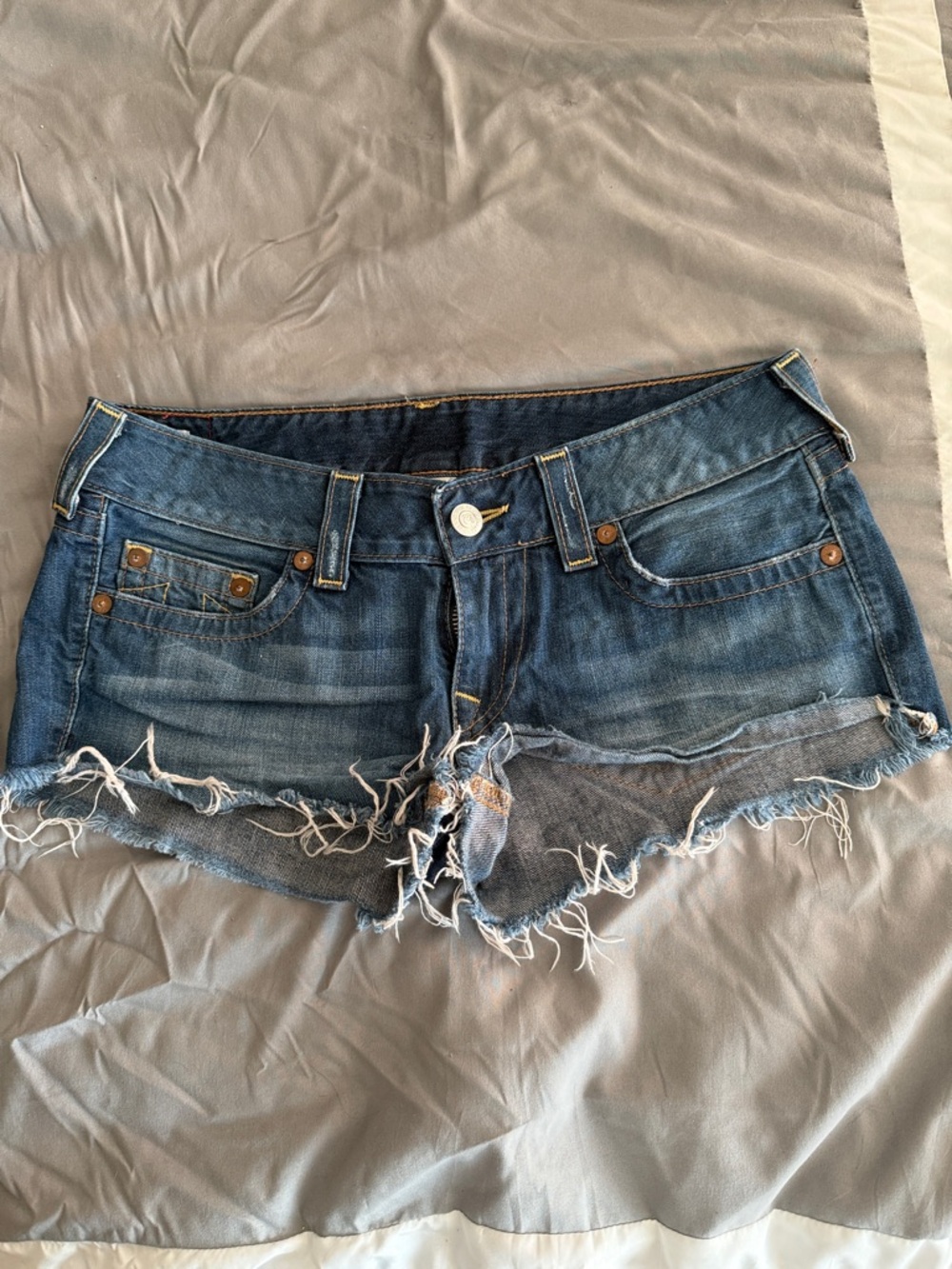 TRUE RELIGION DISTRESSED LOW RISE HOT SHORTS! 🥵